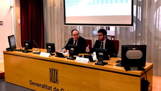 Pere Aragonès (d), secretario de Economía de la Generalitat de Cataluña, junto a Lluís Franco (i), presidente del CTESC / CG