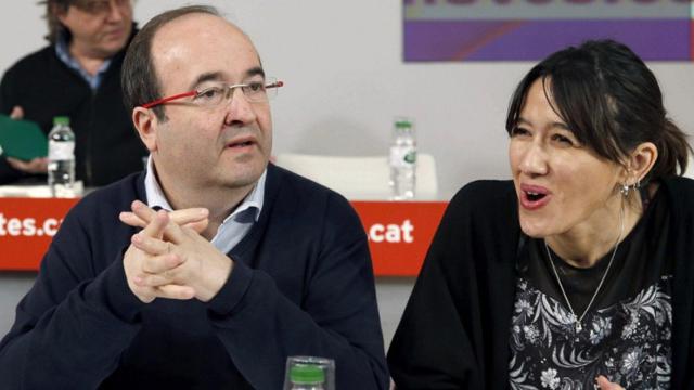 El primer secretario del PSC, Miquel Iceta, junto a la alcaldesa de Santa Coloma de Gramenet, Núria Parlon, que aspira a sustituirle al frente del partido. / EFE
