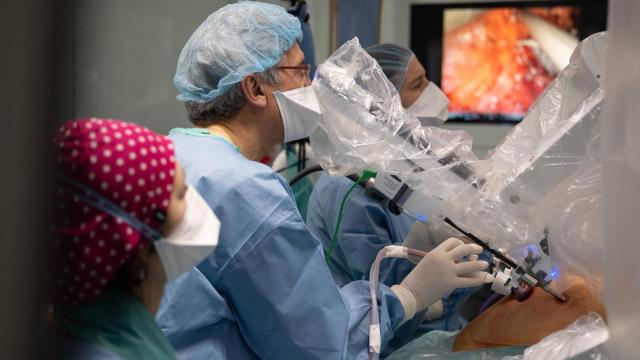 El equipo de Hospital Clínic de Barcelona durante el trasplante de útero / CLÍNIC