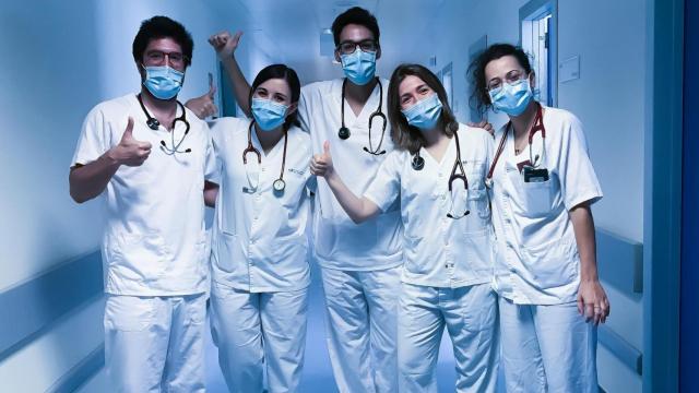Un grupo de médicos internos residentes (MIR) posa durante su jornada laboral / EP