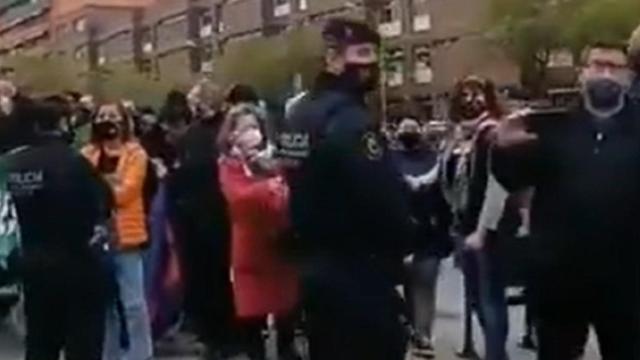 Manifestantes 'indepes' protestan contra una marcha motorizada que ha impedido los cortes de tráfico / TWITTER