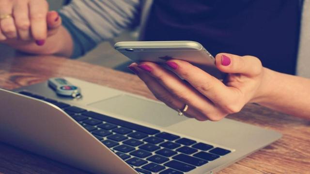 Mujer viendo tiendas online con ofertas para el Día del Soltero / PIXABAY