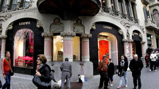 El establecimiento de Loewe en Paseo de Gràcia de Barcelona, una de las 'Millas de Oro' en las que ha puesto el foco Sant’Andrea / EFE