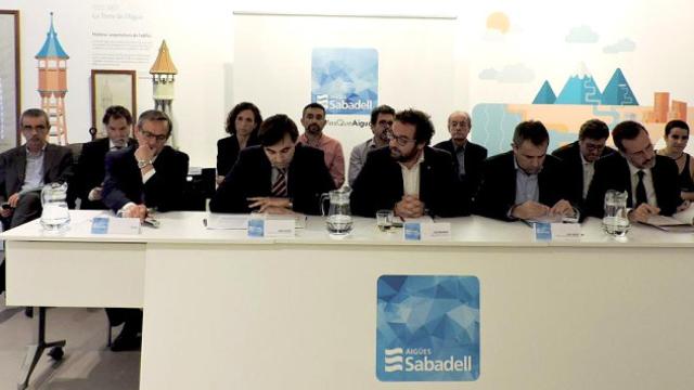 Imagen de la última junta general de accionistas de Aguas de Sabadell encabezada por el presidente del consejo de administración, Enric Blasco (2i, en primera fila), y el entonces alcalde del municipio, Juli Fernàndez (c) / CG