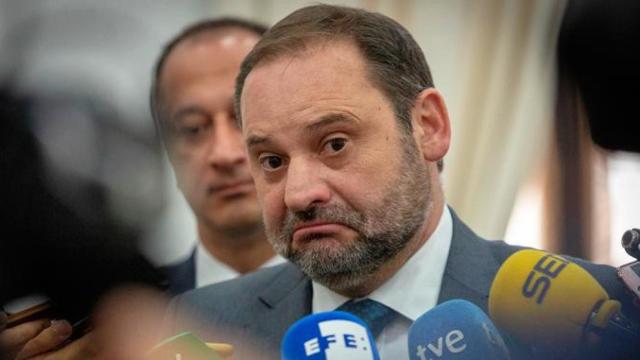José Luis Ábalos, ministro de Fomento, hablando sobre los taxistas hoy / EFE