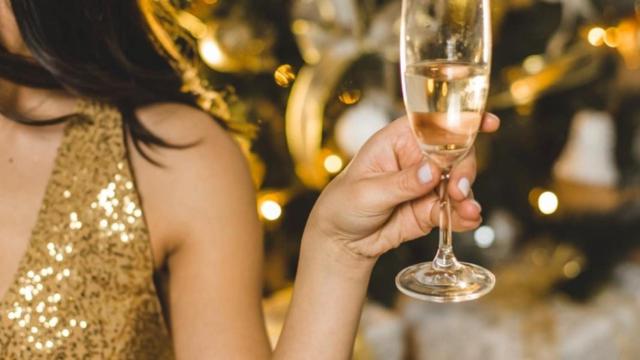 Mujer brindando con uno de los looks de vestir / Kate Hliznitsova en UNSPLASH