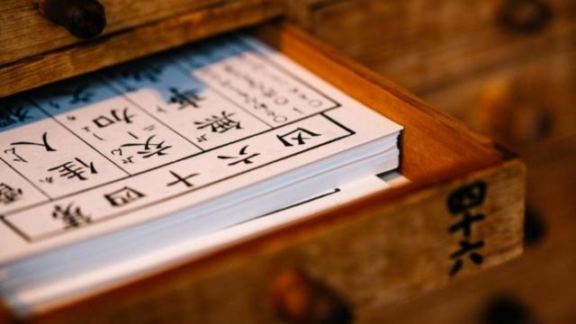 Cartillas de papel con caracteres en chino / Leon Gao en UNSPLASH