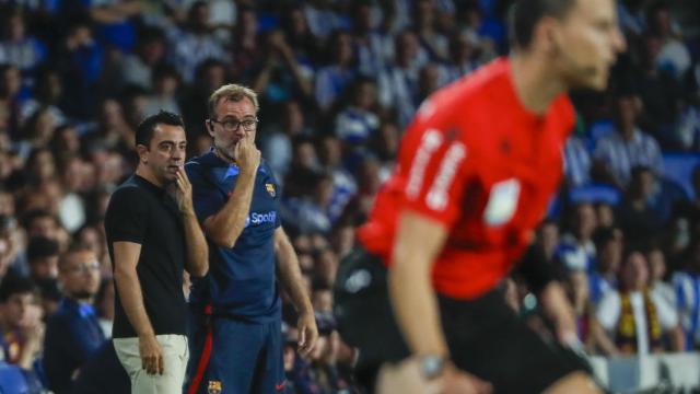 Xavi Hernández, con Óscar Hernández, en el Real Barça / EFE