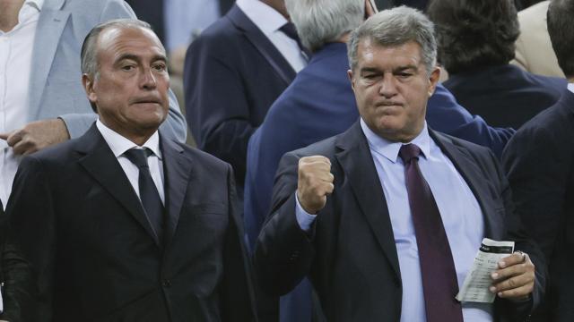 Joan Laporta, junto a Rafa Yuste, celebrando uno de los goles del Barça en el Camp Nou / EFE