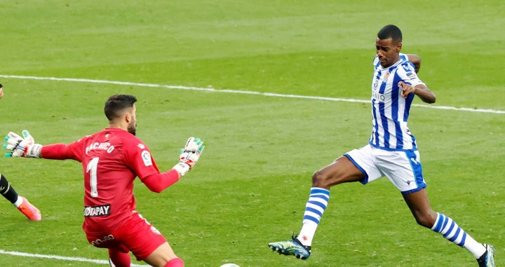 Isak superando a Pacheco en un Real Sociedad-Deportivo Alavés / EFE