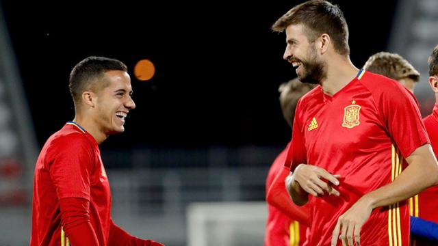 Lucas Vázquez y Gerard Pique durante un entrenamiento de la Roja | EFE
