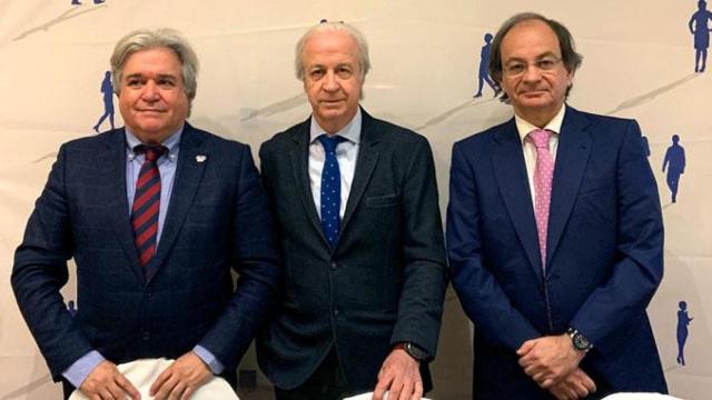 Carles Tusquets (c), candidato a la presidencia de la Cámara de Comercio de Barcelona, junto a Pere Viñolas (d) y Ramon Riera (d) / CG