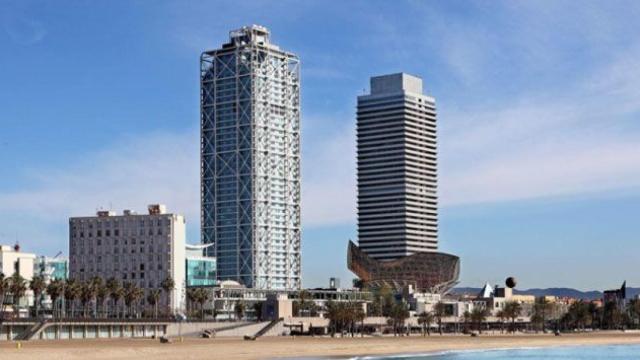 Vista del Hotel Arts (i) junto a la Torre Mapfre en el frente litoral barcelonés / CG