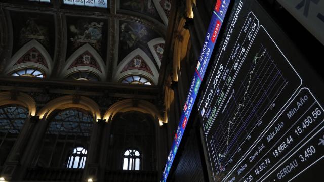 Pantalla de la Bolsa de Madrid donde se registra la evolución del Dow Jones, el índice del mercado de Nueva York / EFE