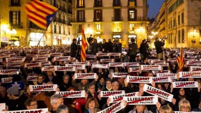 Imagen de una protesta independentista en la plaza Sant Jaume de Barcelona / MA