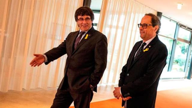El líder de JxCat, Carles Puigdemont (i), y el presidente de la Generalitat, Quim Torra (d), en su encuentro en Berlín / EFE