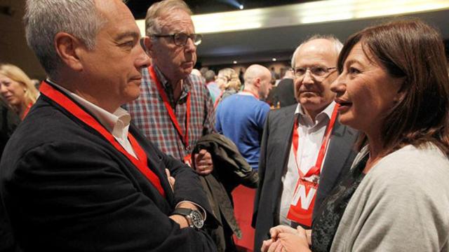 La presidenta de las Islas baleares, Francina Armengol, conversa con los ex secretarios generales del PSC, Pere Navarro (i), Raimón Obiols (2º i) y José Montilla (2 ºd), el congreso del PSC / EFE