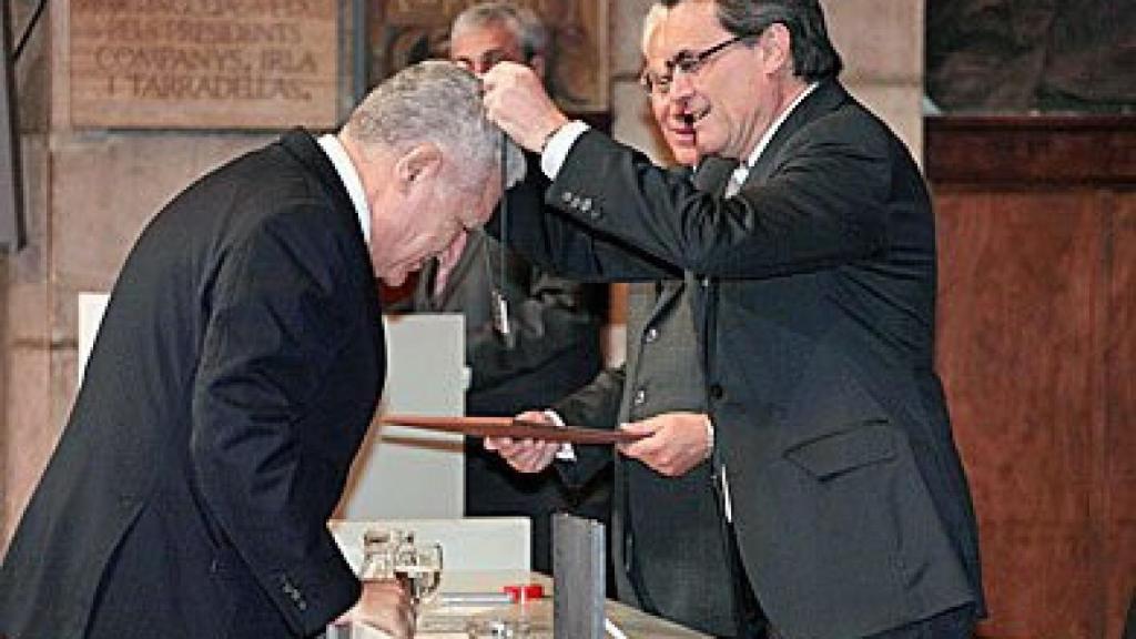 Lluís Bassat, recibiendo la Cruz de Sant Jordi de manos del presidente de la Generalidad, Artur Mas, en 2012