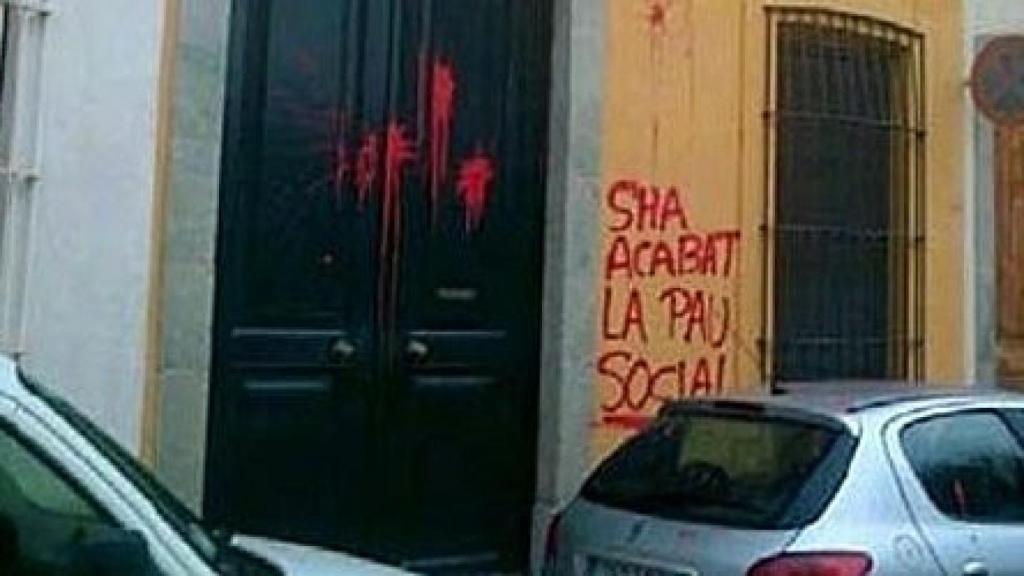 Vivienda de Mas en Vilassar de Mar con una pintada realizada durante la Diada de 2013