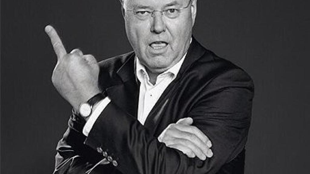 Peer Steinbrück haciendo la peineta