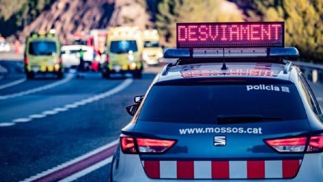 Los Mossos d'Esquadra en el lugar de un accidente, como el ocurrido en Alfés en septiembre en el que una conductora causó la muerte a tres motoristas / MOSSOS