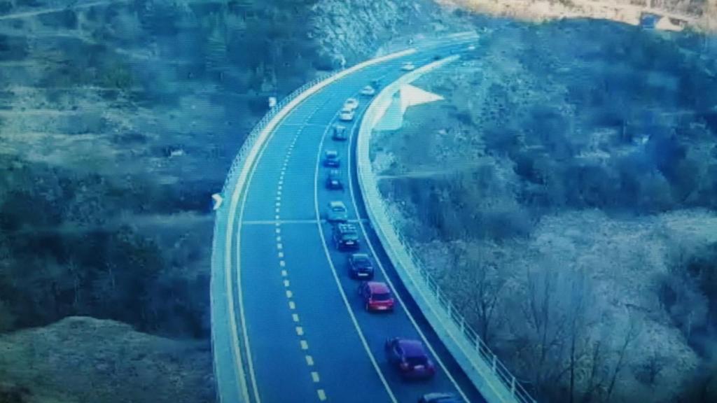 Los 12 kilómetros de colas en La Nou de Berguedà (Barcelona) / TRÀNSIT