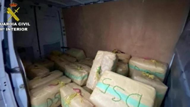 Desarticulado un presunto ‘clan’ que introducía grandes cantidades de hachís por las costas catalanas. Imagen de parte de la droga incautada / GUARDIA CIVIL