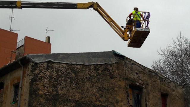 Un operario, trabajando en la casa 'okupa' de la calle Hort de la Vila de Sarrià / @SSTGdeTots