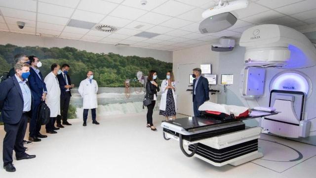 Directivos de HM Hospitales y Microsoft durante su visita al HM CIOCC de Madrid para comprobar cómo funciona la inteligencia artificial / CEDIDA