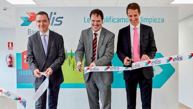 Régis Guigour (i), director regional Zona Este de Elis; Joan Romero (c), consejero delegado de ACCIÓ y Romain Dupuy (d), director general de Elis en España / ELIS