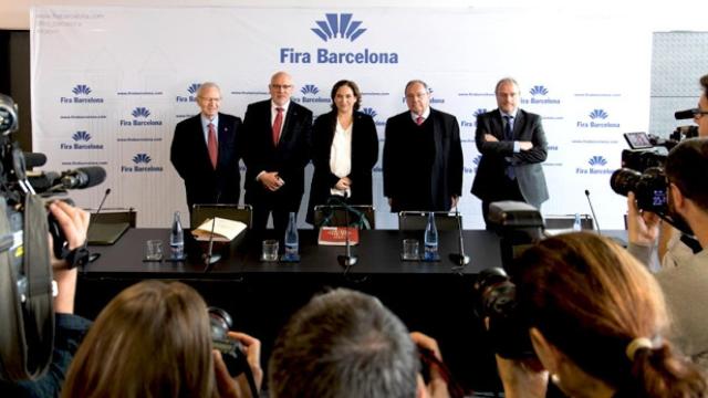 Ada Colau (c), alcaldesa y presidenta de Fira Barcelona; Jordi Baiget (2i), consejero de Empresa y Conocimiento y vicepresidente primero de la institución; Miquel Valls (i), presidente de la Cámara de Comercio y vicepresidente segundo; José Luís Bonet (2d