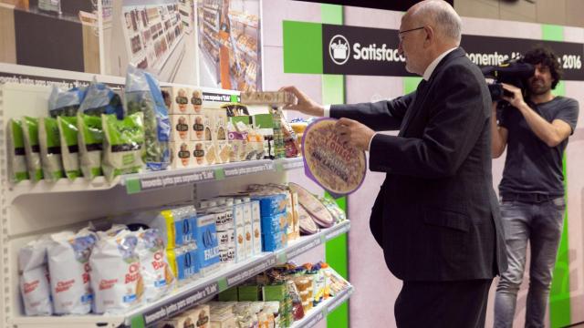 El presidente de Mercadona, Juan Roig, inspecciona algunos productos de su compañía en su sede de Puçol (Valencia) / EFE