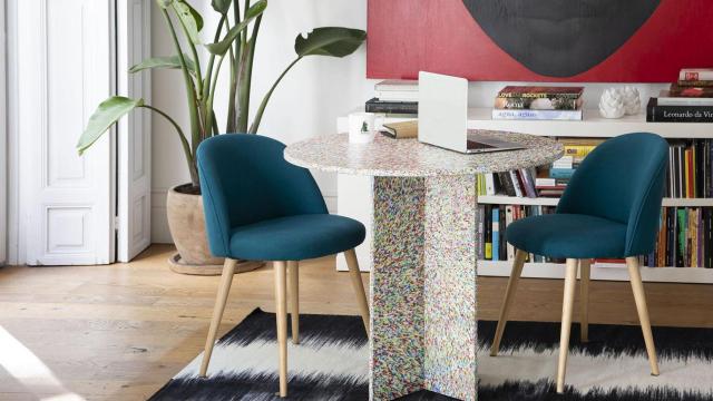 Mesa de comedor redonda, con base en cruz para cuatro comensales realizada 100% con plástico reciclado / REVOLUCIONLIMO