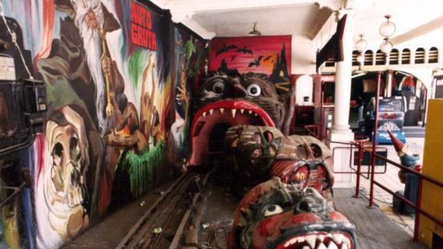 Restos de la Auto Gruta de Atracciones Apolo / APOLO 75