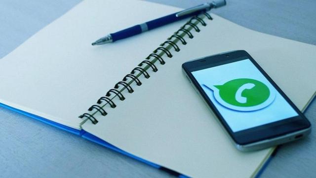 Una libreta y un móvil con Whatsapp / Beatriz Jacob EN PIXABAY