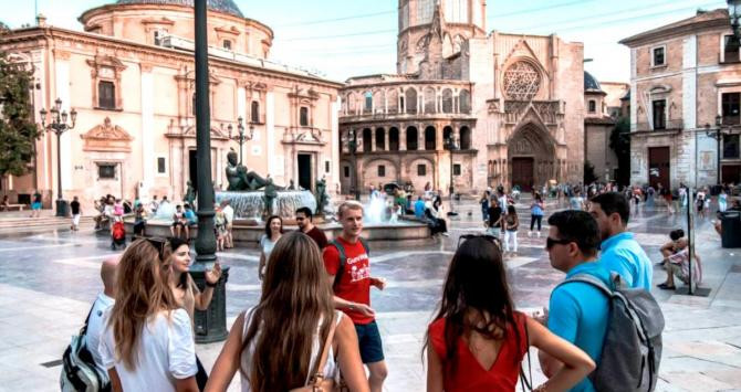 Un grupo de jóvenes sigue a un guía turístico de GuruWalk / FACEBOOK