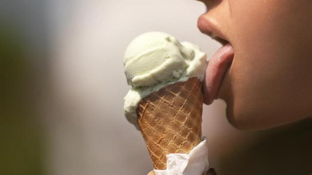 Mujer comiéndose un helado durante la ola de calor / PIXABAY