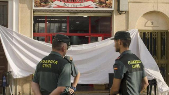 La Guardia Civil en el local donde sucedió el crimen / EFE