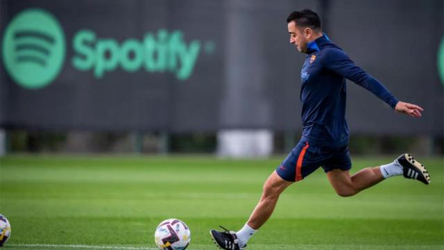 Xavi Hernández, chutando un balón en una sesión de entrenamiento / FCB