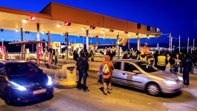 Los miembros del CDR junto a los coches que se saltaban el peaje de Girona-Sud / EFE