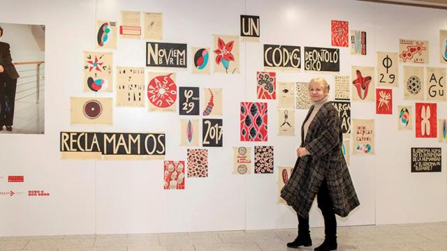 La artista Eva Lootz ante su obra (CNIO Arte, 2018) /Amparo Garrido, CNIO