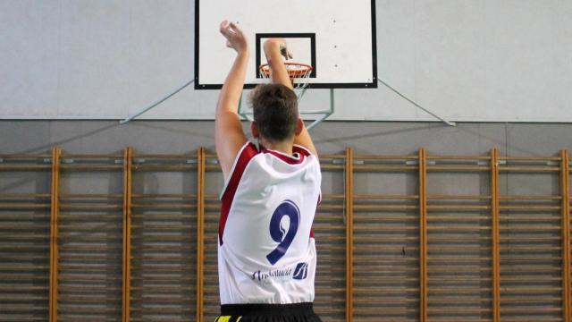 Un chico juega a baloncesto / UNIVERSIDAD DE GRANADA