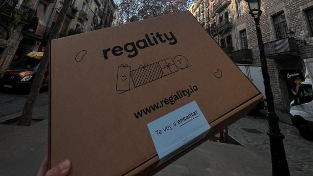 Caja de Regality que contiene un regalo seleccionado por la startup / CEDIDA