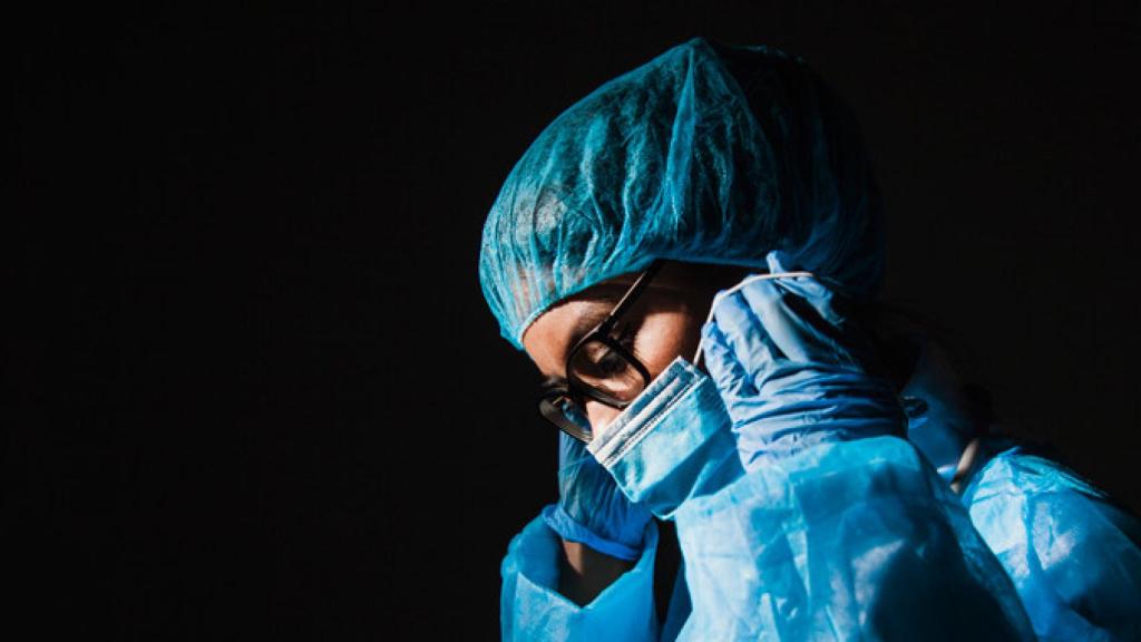 Una doctora surt de quiròfan després d'una operació