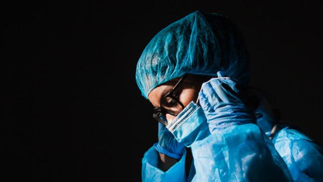 Una doctora sale de quirófano tras una operación