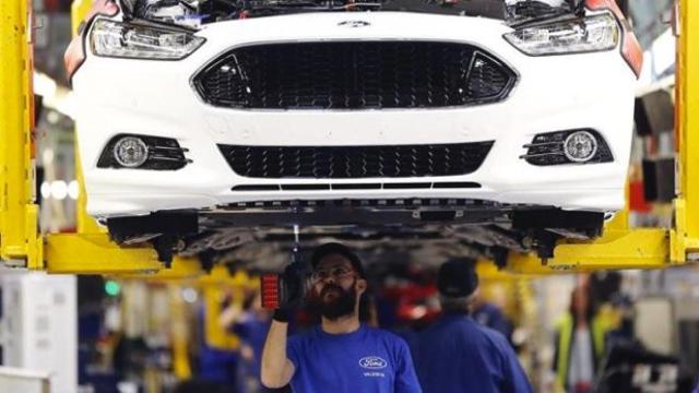 Línea de montaje del Ford Mondeo en la planta de Almussafes (Valencia), la factoría afectada por el temporal / EFE