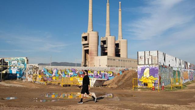 Un hombre camina por los alrededores en obras de la central térmica de Sant Adriá del Besòs / PABLO MIRANZO