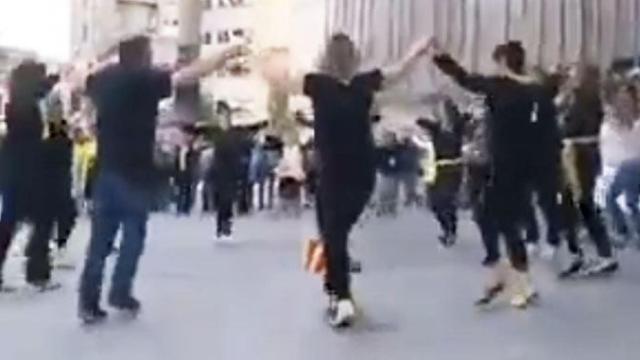 Imagen del grupo que baila sardanas por los presos independentistas ante la delegación de la Generalitat en Girona / CG