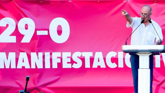 El ex secretario general del PCE Paco Frutos, durante su intervención tras la manifestación convocada por la entidad Societat Civil Catalana / EFE