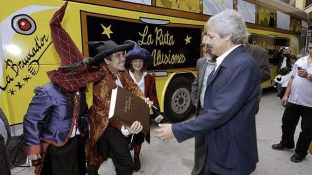 Xavier Gabriel (c), propietario de la administración de lotería La Bruixa de Sort, en una imagen de archivo / EFE